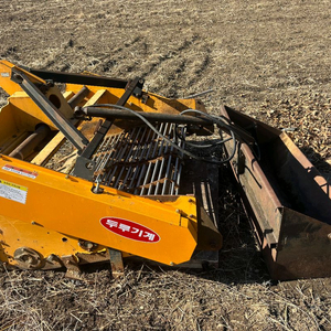 두루 트랙터 돌수집기 이미지