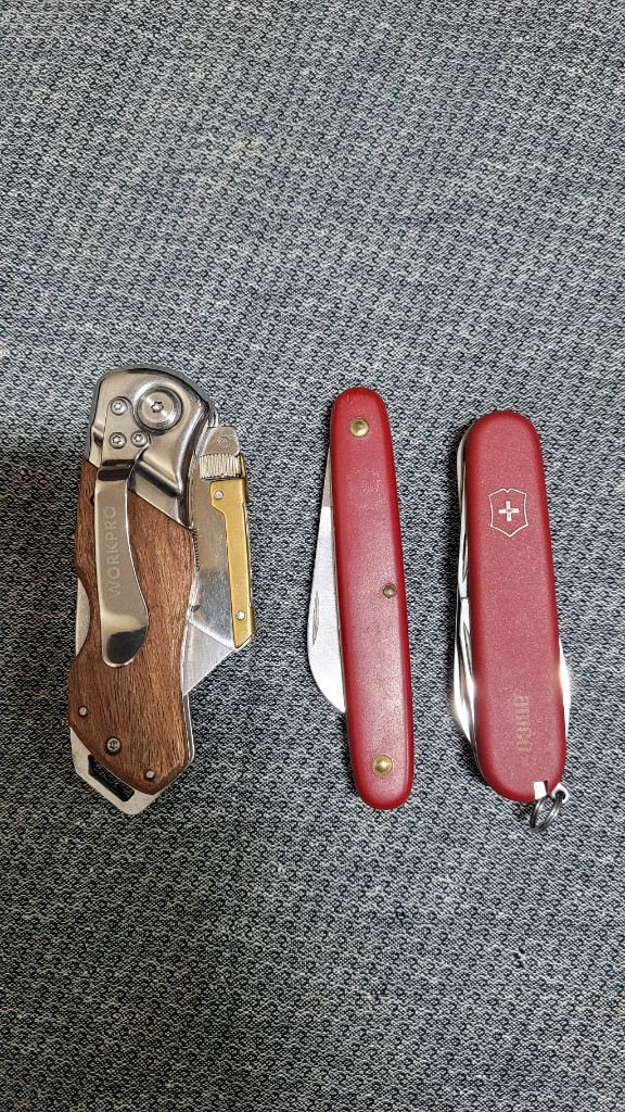 빅토리녹스 2종 과 유틸리티 나이프 이미지