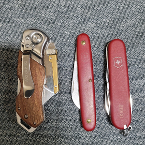 빅토리녹스 2종 과 유틸리티 나이프 이미지