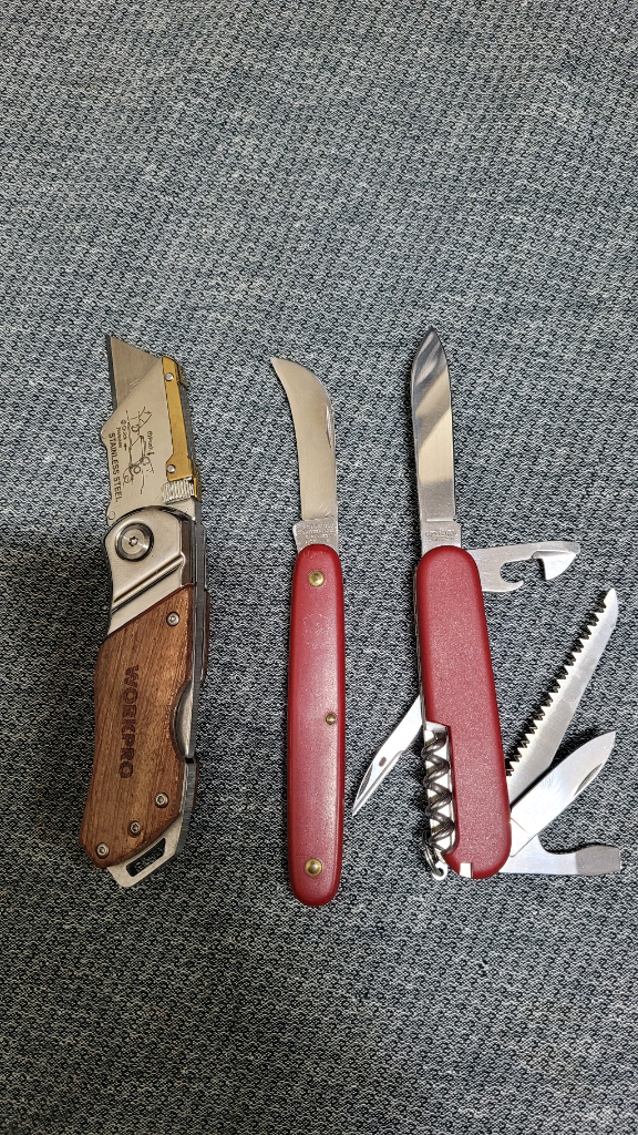 빅토리녹스 2종 과 유틸리티 나이프 이미지