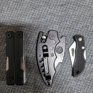 멀티툴과 나이프 이미지