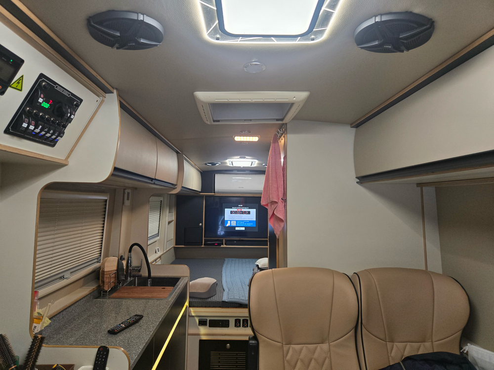 카운티 캠핑카 5인승(브라운모빌제작) 이미지