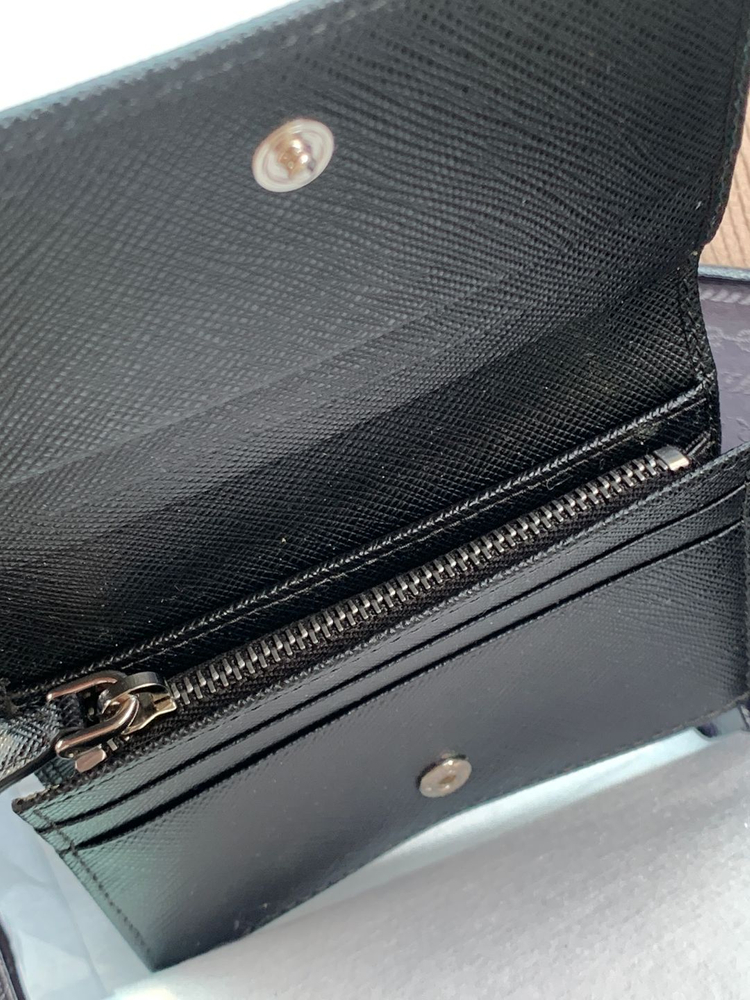 [새상품] 프라다 사피아노 트라이앵글 로고 반지갑 이미지