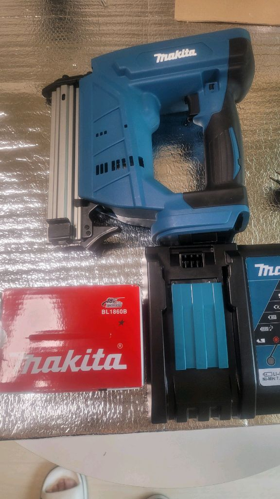 마끼다 타정기 타카 네일건 18V 팝니다. 이미지