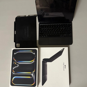 (가격포기 오늘만)a급 아이패드 프로 11 M4 256g+매직키보드+기타 구성품 이미지