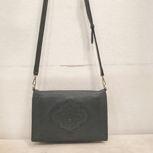 오야니 블랙 가죽 엠보싱 크로스백 가방 이미지