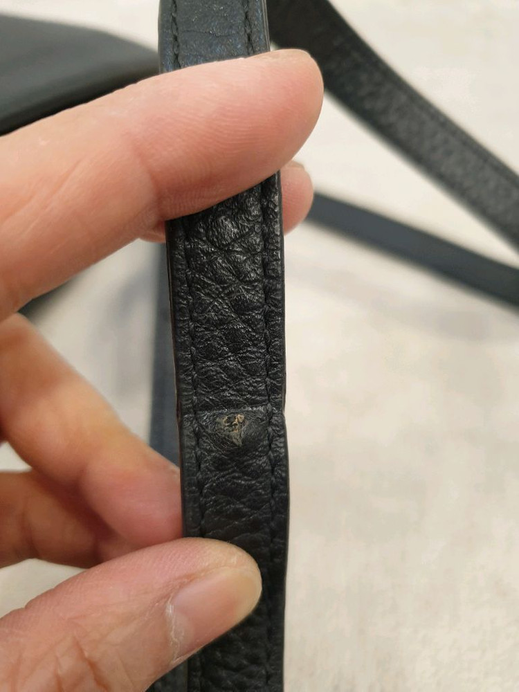 오야니 블랙 가죽 엠보싱 크로스백 가방 이미지