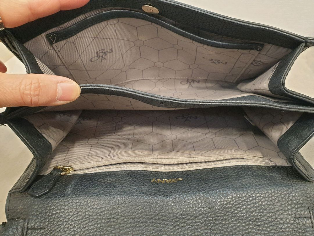 오야니 블랙 가죽 엠보싱 크로스백 가방 이미지