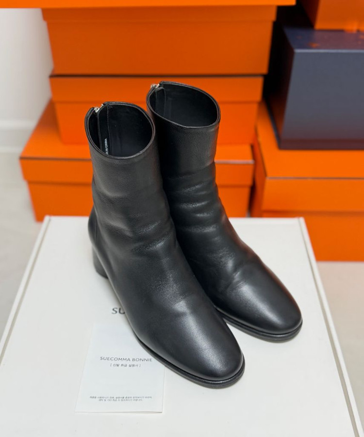 슈콤마보니 양가죽 기본쉐입 앵클부츠 235mm 1회 실착(정가42만원) 이미지