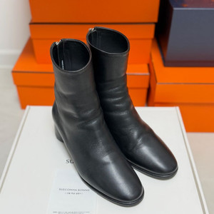 슈콤마보니 양가죽 기본쉐입 앵클부츠 235mm 1회 실착(정가42만원) 이미지