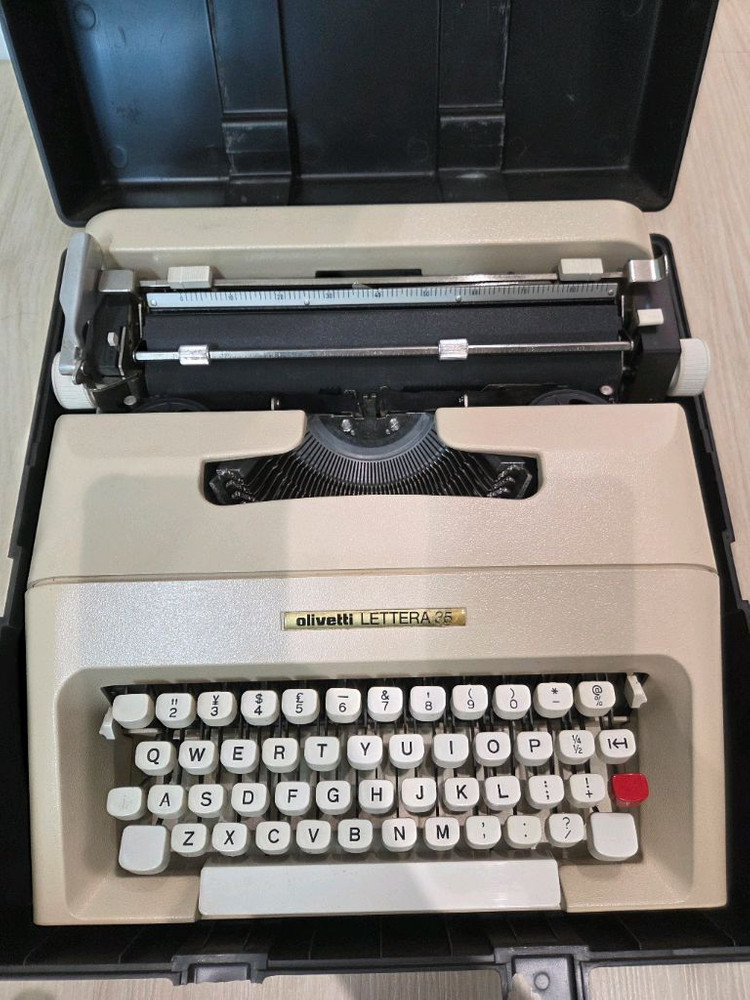 올리베티 레테라35 영문 타자기 이미지