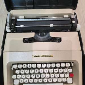 올리베티 레테라35 영문 타자기 이미지
