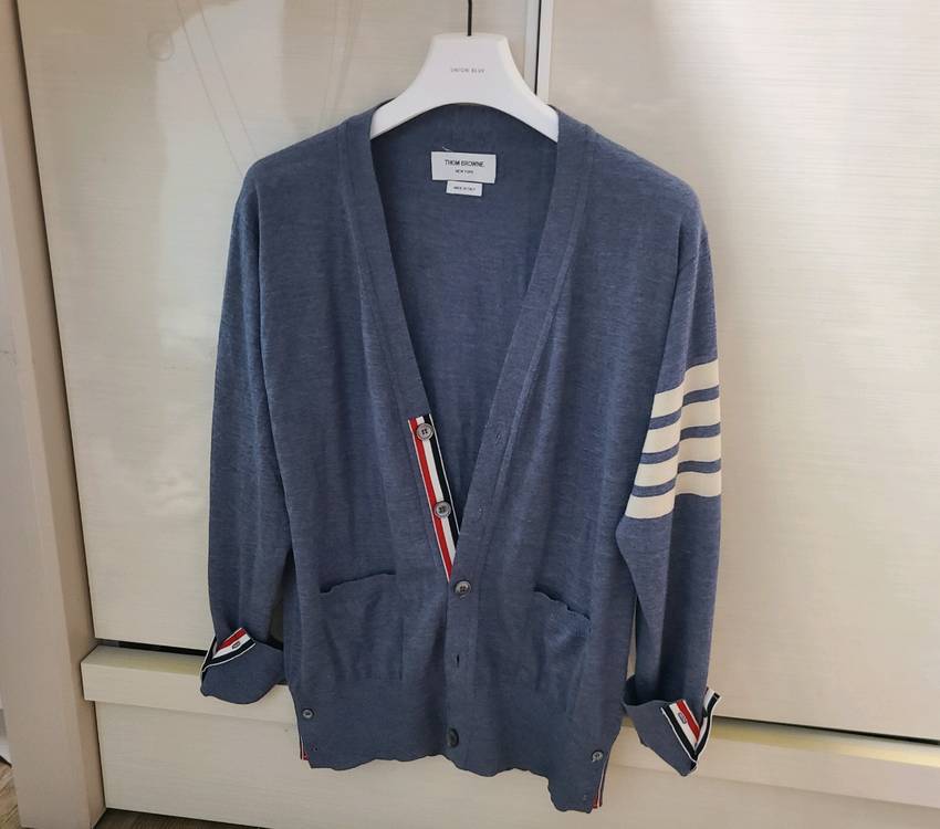 톰브라운 울 가디건 명품 가디건맨투맨패딩자켓구찌루이비통프라다디올셀린느에르메스로로피아나크로스백바이커백 이미지