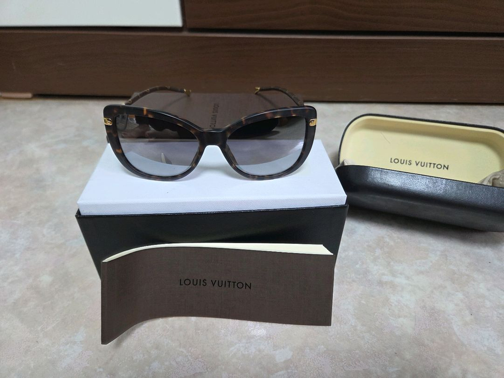 르이비통 여성 선글라스 이미지