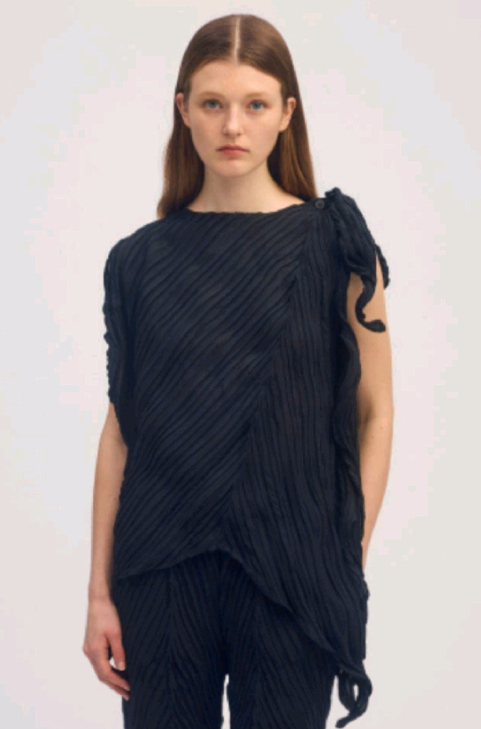 이세이미야케 링클드 앤 트위스트 탑 블랙 이미지