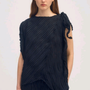 이세이미야케 링클드 앤 트위스트 탑 블랙 이미지