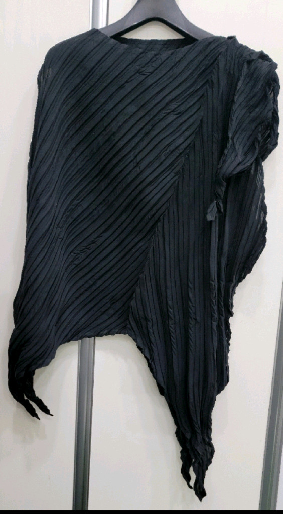 이세이미야케 링클드 앤 트위스트 탑 블랙 이미지