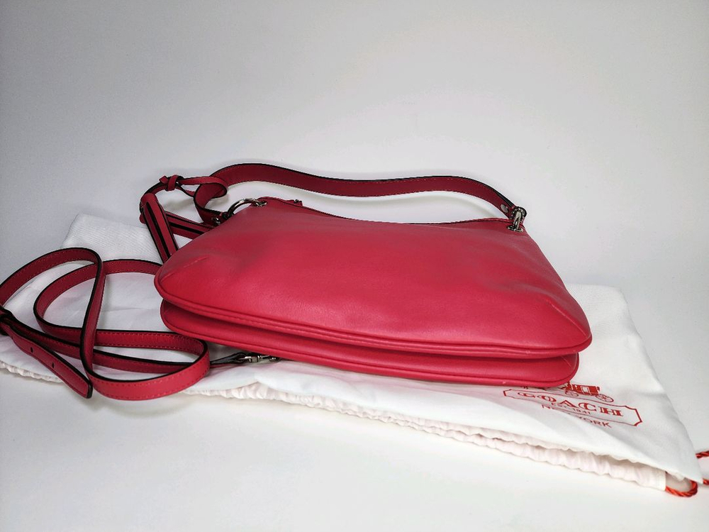 코치 핑크색 가죽 크로스백 이미지