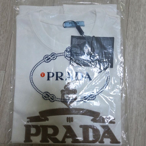 프라다 로고 반팔티 s사이즈(새상품인데 약간의 하자 있음) 이미지