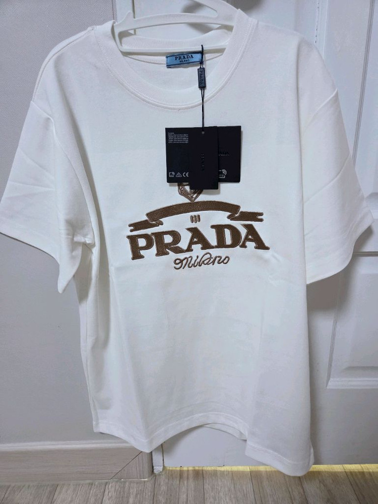 프라다 로고 반팔티 s사이즈(새상품인데 약간의 하자 있음) 이미지