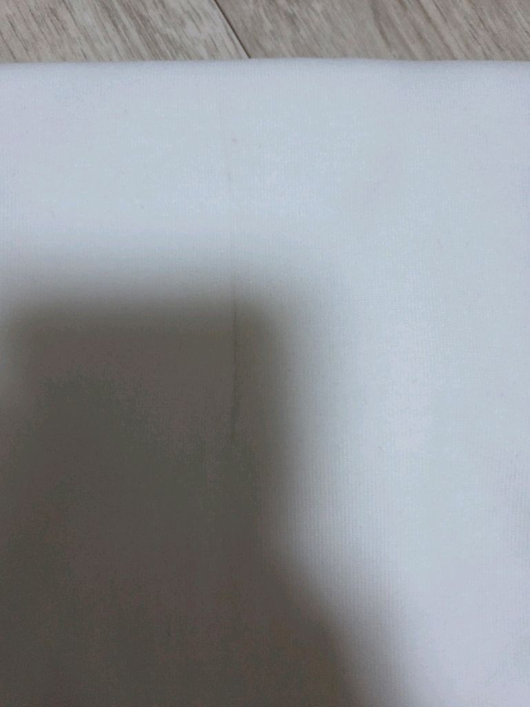 프라다 로고 반팔티 s사이즈(새상품인데 약간의 하자 있음) 이미지