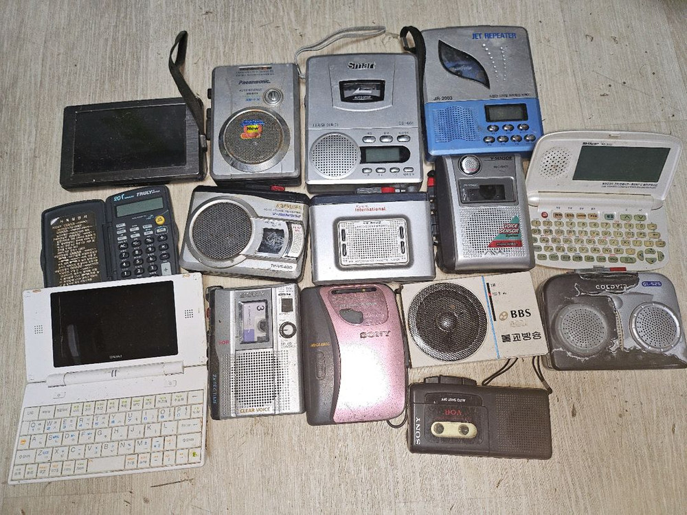 구형 전자제품 모음 (카세트, 라디오, 전자사전, 계산기) 일괄 이미지