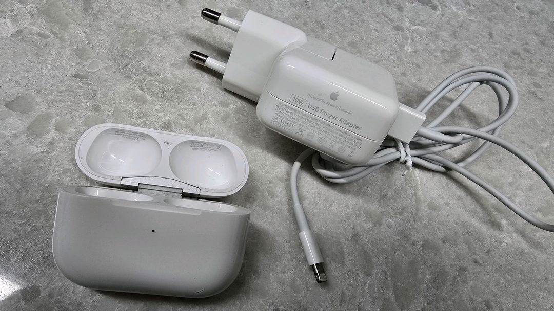 애플 정품 에어팟 프로 충전 케이스 A2700 + 10W 충전기 8핀케이블 이미지