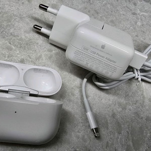 애플 정품 에어팟 프로 충전 케이스 A2700 + 10W 충전기 8핀케이블 이미지