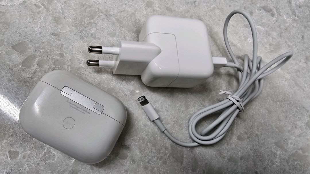 애플 정품 에어팟 프로 충전 케이스 A2700 + 10W 충전기 8핀케이블 이미지