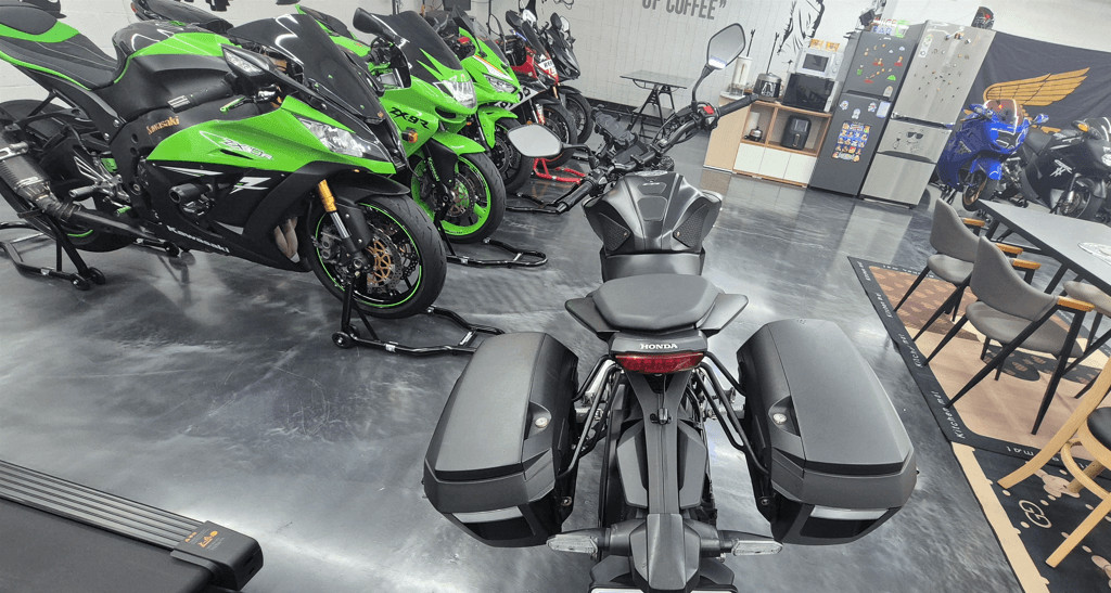 [판매완료] 혼다 CB125R(베스트 셀러) CB-125R 블랙 오토바이 입문용, 출퇴근용 이미지