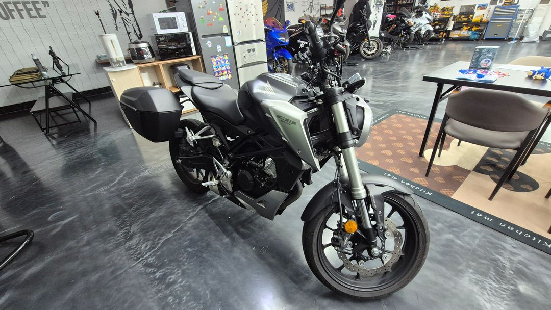 [판매완료] 혼다 CB125R(베스트 셀러) CB-125R 블랙 오토바이 입문용, 출퇴근용 이미지