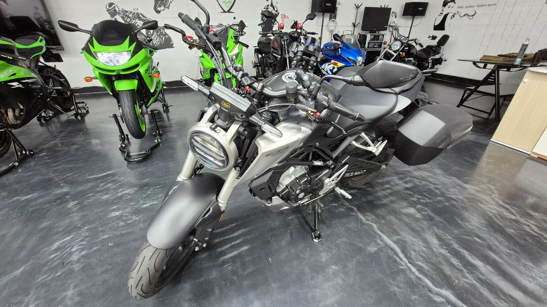 [판매완료] 혼다 CB125R(베스트 셀러) CB-125R 블랙 오토바이 입문용, 출퇴근용 이미지