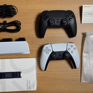PS5 듀얼센스&충전 거치대(개별판매 가능) 이미지