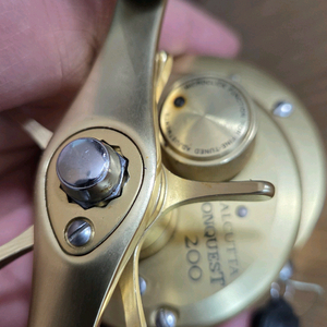 배스루어 베이트캐스팅 릴 금콩200 우핸들 이미지