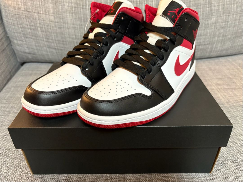 나이키 조던1 미드 짐레드 블랙 화이트 이미지