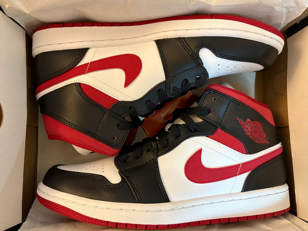 나이키 조던1 미드 짐레드 블랙 화이트 이미지
