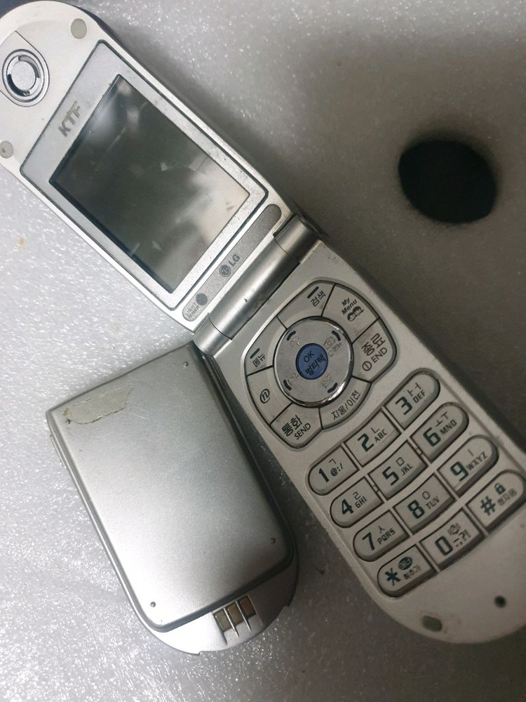 구형 2g폰 싸이온 cyon 이미지