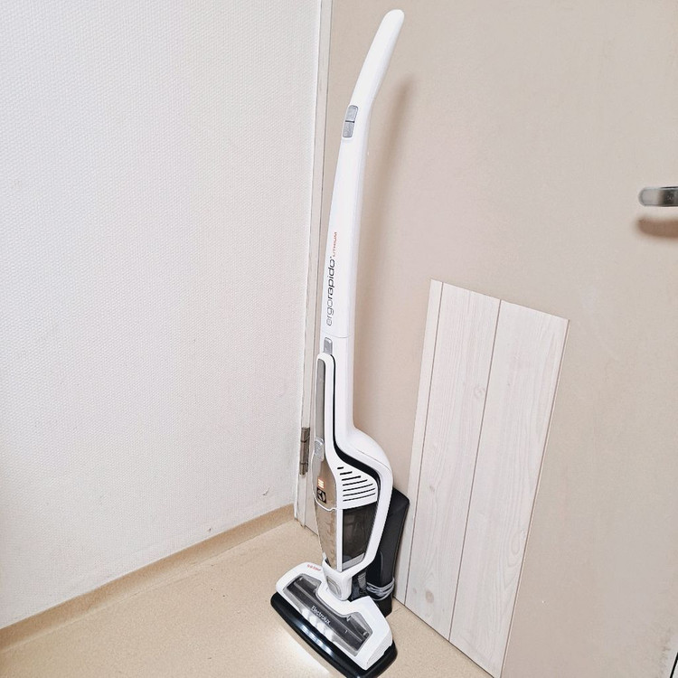 정상작동 일렉트로룩스 무선청소기 배터리47분 화이트 2in1 스틱+핸디형 이미지