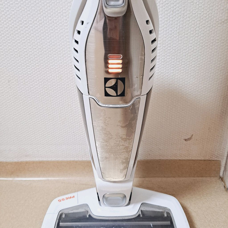 정상작동 일렉트로룩스 무선청소기 배터리47분 화이트 2in1 스틱+핸디형 이미지