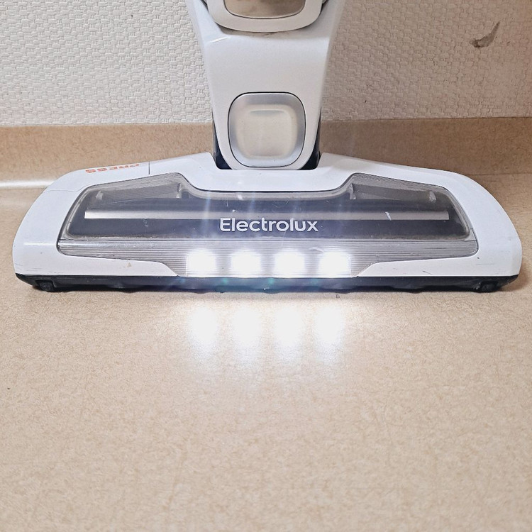정상작동 일렉트로룩스 무선청소기 배터리47분 화이트 2in1 스틱+핸디형 이미지