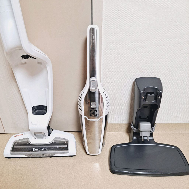 정상작동 일렉트로룩스 무선청소기 배터리47분 화이트 2in1 스틱+핸디형 이미지