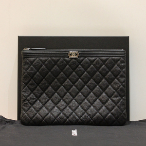 [명품다올동래] 샤넬 캐비어 보이 뉴미듐 클러치 29번대 A84406 이미지