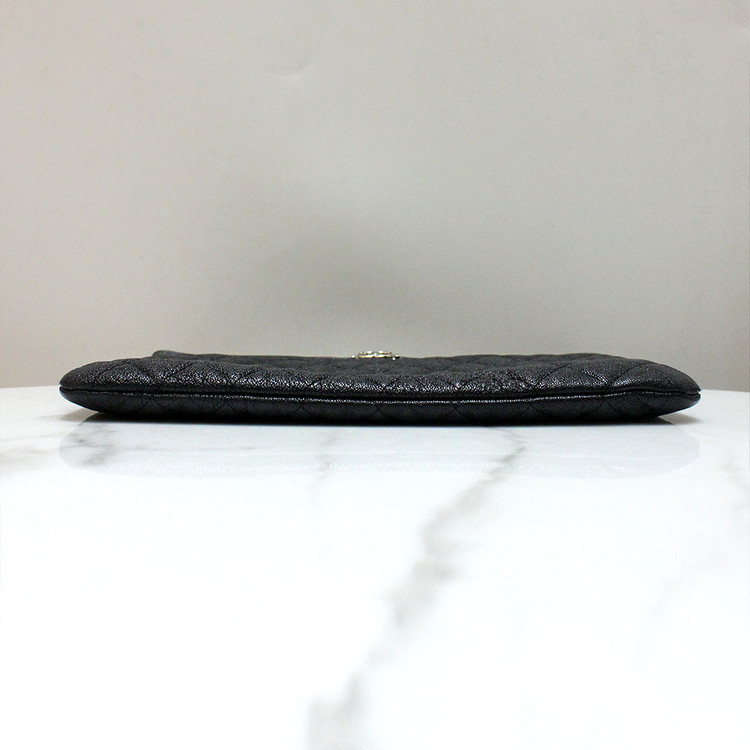 [명품다올동래] 샤넬 캐비어 보이 뉴미듐 클러치 29번대 A84406 이미지