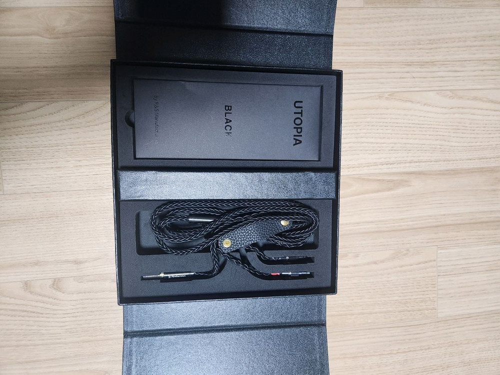 포칼 유토피아 블랙 그래핀 케이블 이미지