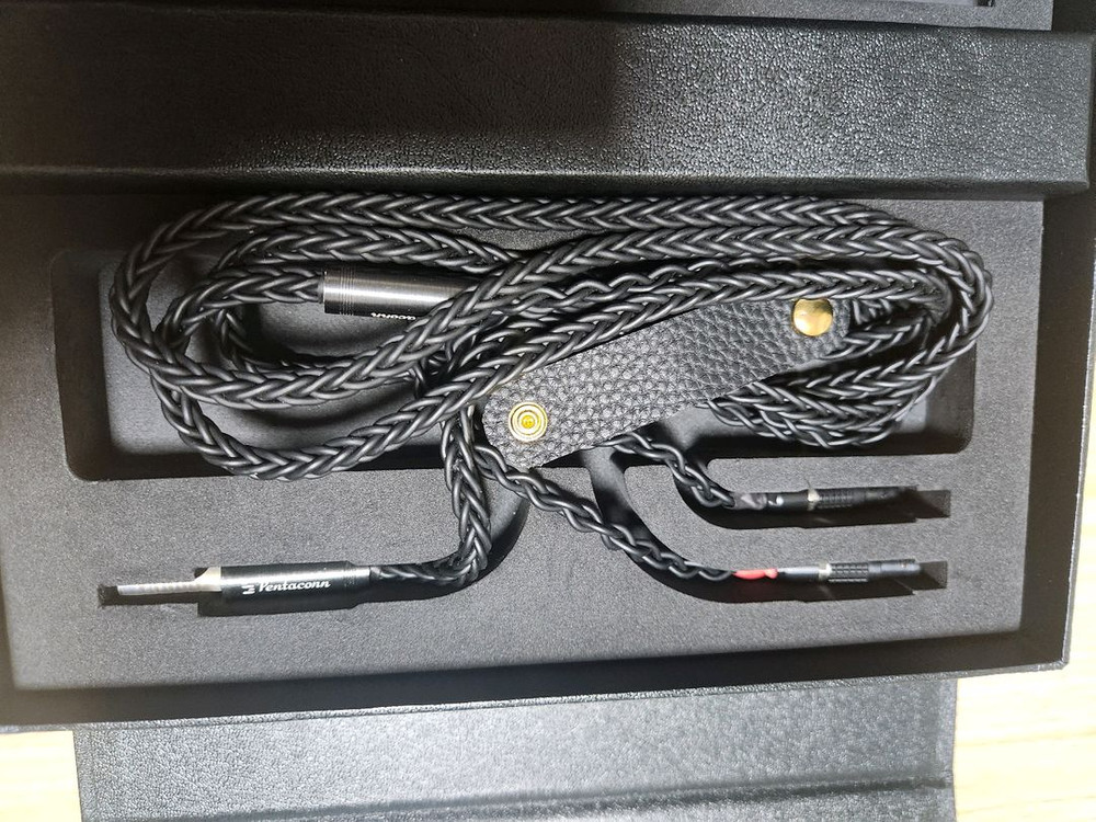 포칼 유토피아 블랙 그래핀 케이블 이미지