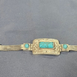 실버 톤의 금속과 터키석(또는 유사한 원석)이 조화를 이룬 빈티지 스타일의 주얼리 足銀 족은각인 은팔찌 이미지