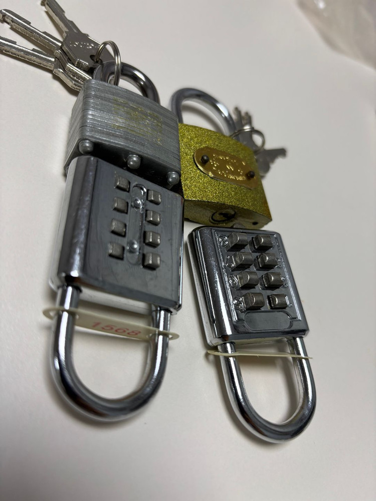 hdmi dvi 케이블 + 벨킨 usb 허브 +침혈 인형 + 침 + 자물통 4개 + 아이팟 밧데리 교체용 이미지