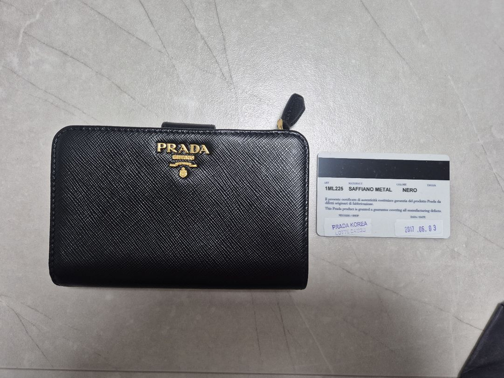프라다 반지갑 이미지