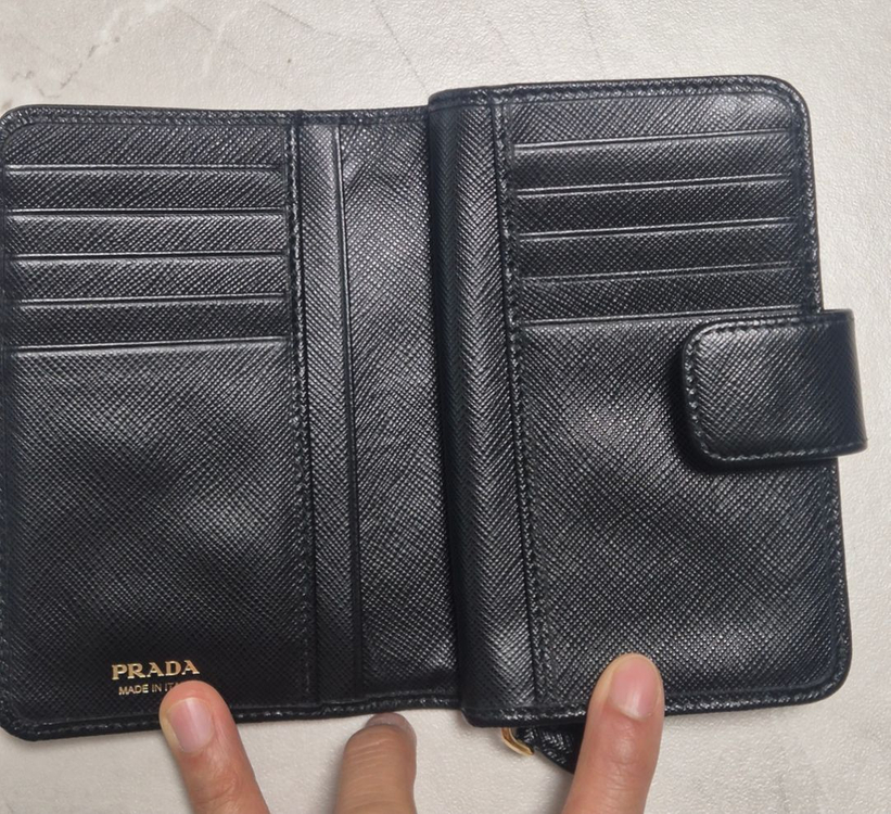 프라다 반지갑 이미지