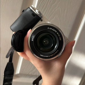 소니 a6400 미러리스 카메라 실버 + 번들렌즈 이미지